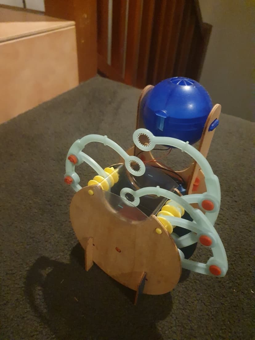 Kiwiko Balloon-powered wooden car toy