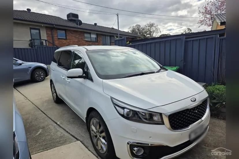 White Kia Sedona MPV